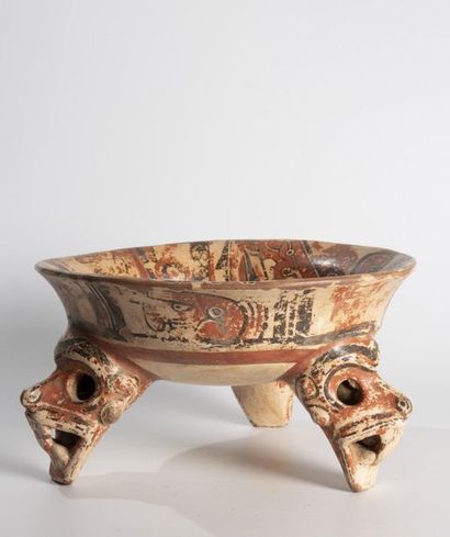 Coupe tripode à décor polychrome - Trois...