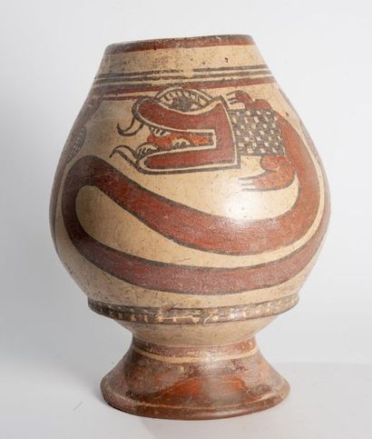 Vase sur piédouche représentant un crocodile...