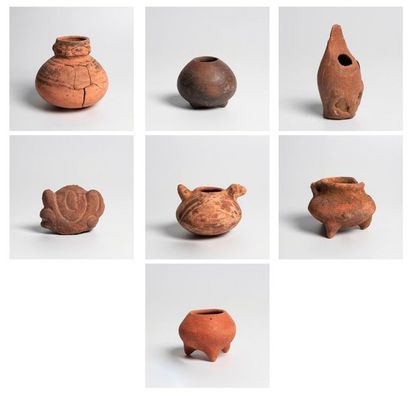 Lot composé de 8 pièces: - 1 vase anthropomorphe...