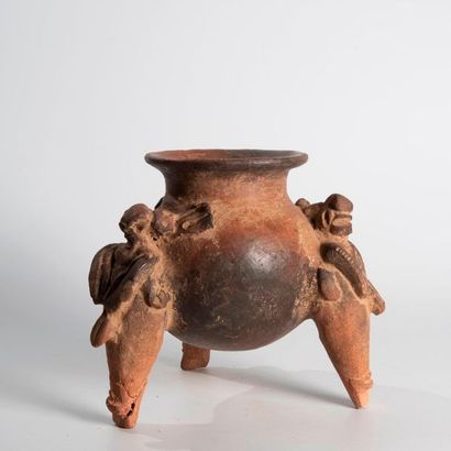 Vase tripode décoré d’oiseau en relief -...