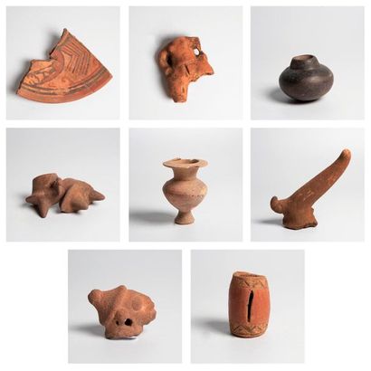 Lot composé de 9 objets fragmentaires: -...