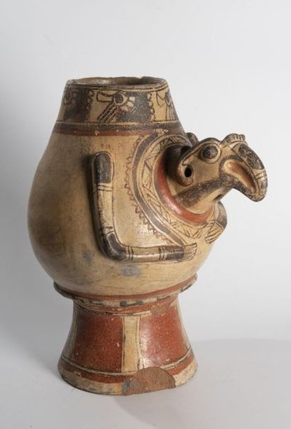 Vase sur piédouche décoré d’une tête de rapace...