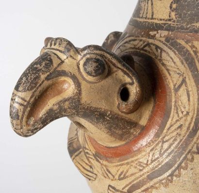 Vase sur piédouche décoré d’une tête de rapace...