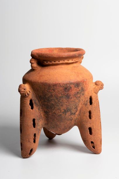 Vase tripode à pieds formant grelots

Terre...