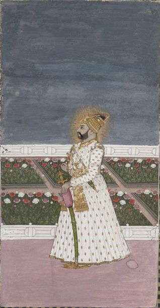 Raja sur une terrasse.

Vêtu d’une robe blanche...