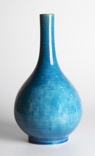 CHINE

Vase à panse ovoïde à long col en...