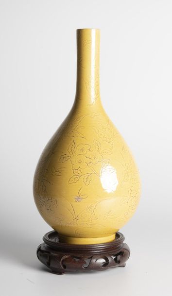 CHINE

Vase en porcelaine jaune à décor incisé...
