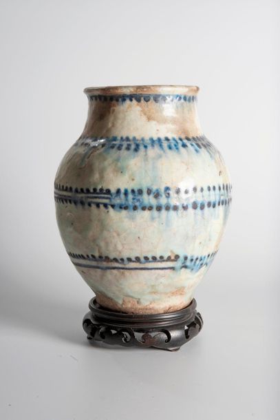 Vase en terre vernissée à décor de peignées...