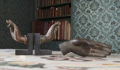 Trois mains de bouddha, deux en bronze, une...