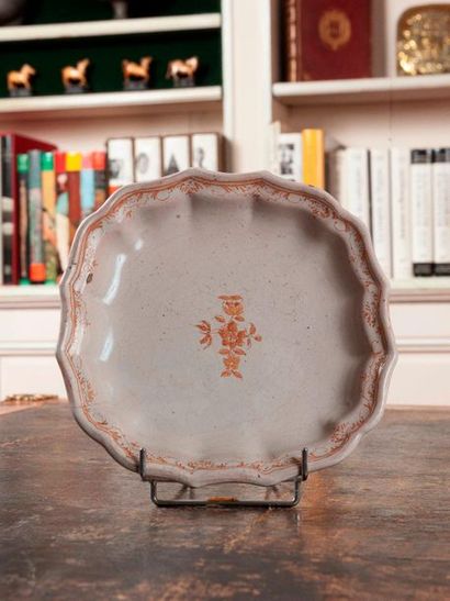 MOUSTIERS

Polylobé earthenware dish.

18th...