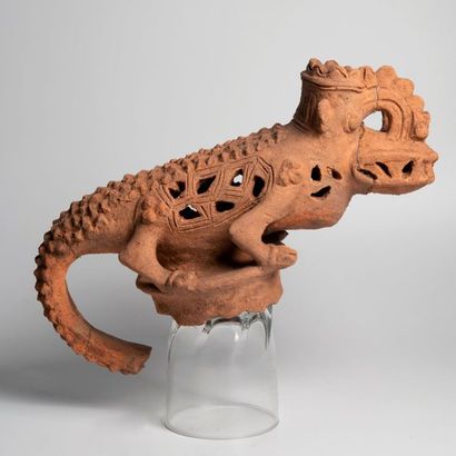 Haut d’encensoir représentant un alligator

Terre...