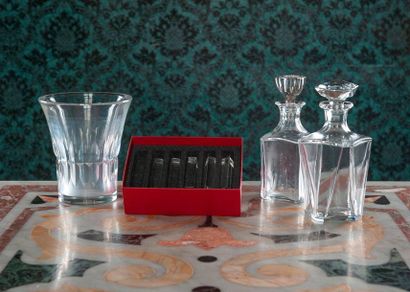 BACCARAT

Lot including a vase, knife rest...