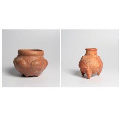 Lot de deux vases tripodes, un est orné de...