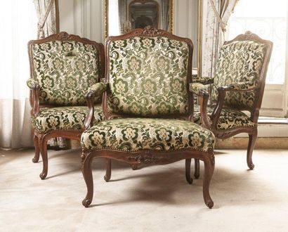 Suite de trois fauteuils à la reine en bois...