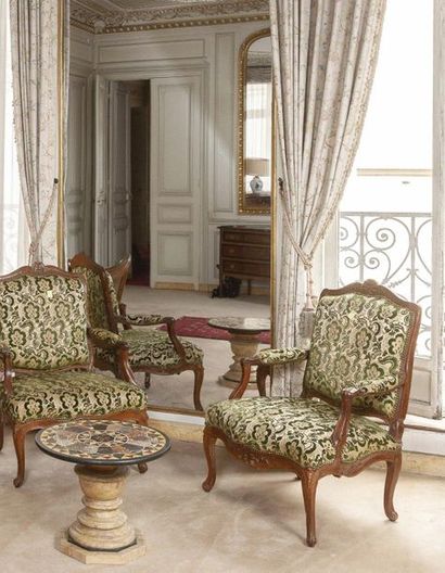 Suite de trois fauteuils à la reine en bois...