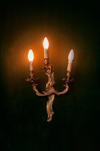 Applique en bronze doré à trois bras de lumière...
