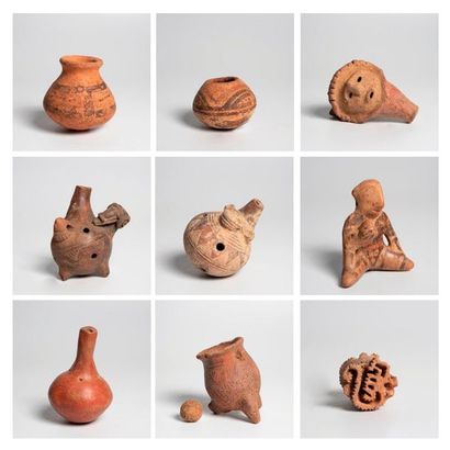 Lot composé de 5 petits vases (dont un vase...