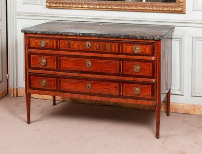 Commode en bois de placage ouvrant par trois...
