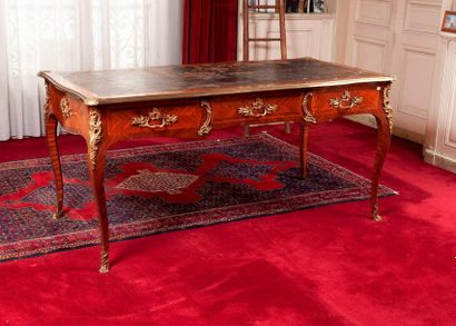 Bureau plat galbé en placage de bois de violette....