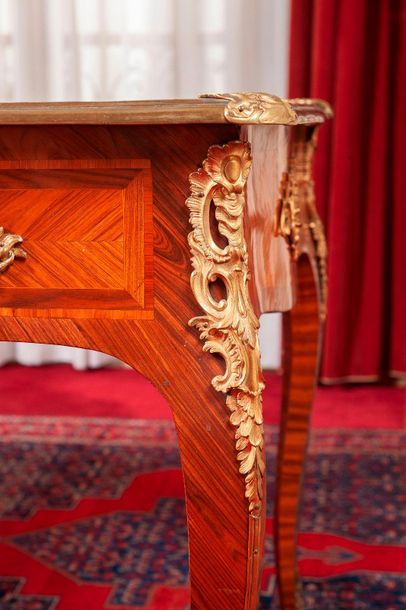 Bureau plat galbé en placage de bois de violette....