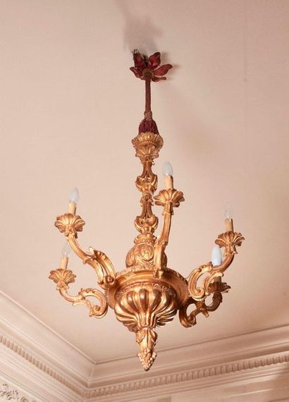 Lustre en bois sculpté et doré à décor de...