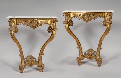 Paire de consoles en bois doré dessus de...