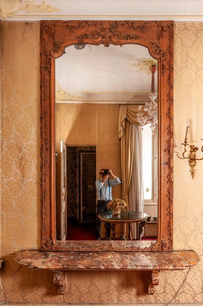 Trumeau de miroir en chêne sculpté de rinceaux...