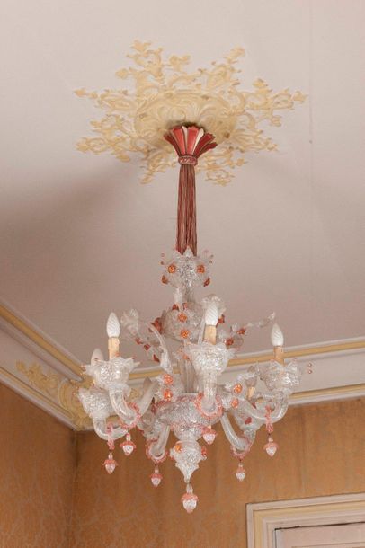 Lustre en verre clair et rose à six bras...