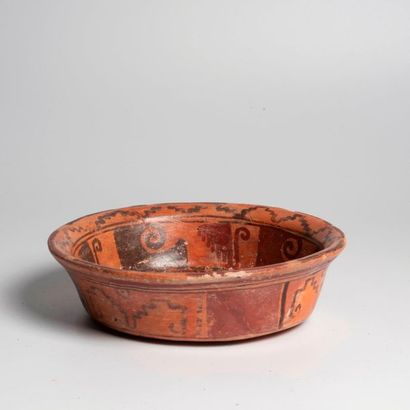 Coupe à décor géométrique

Terre cuite polychrome...