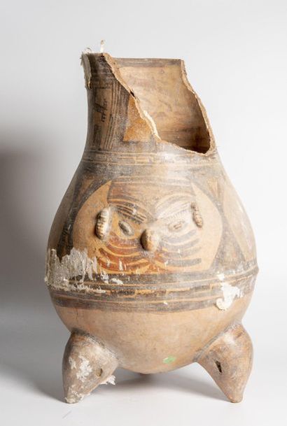 Grand vase tripode décoré d’un visage

Terre...
