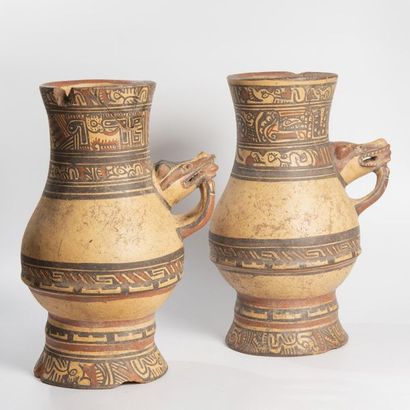 Belle paire de vases sur piédouche décorés...