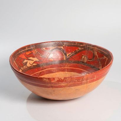 Coupe à décor animalier sur le pourtour intérieur

Terre...