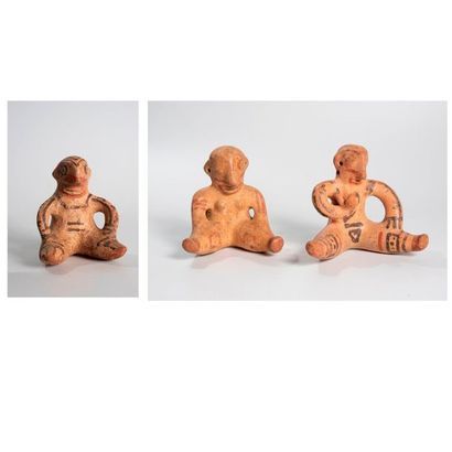 Ensemble de trois figurines féminines dont...