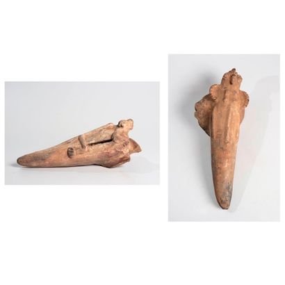 Lot de deux pieds fragmentaires d’un vase...