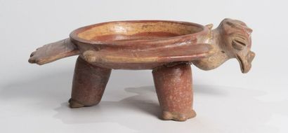Vase tripode zoomorphe représentant un vautour...
