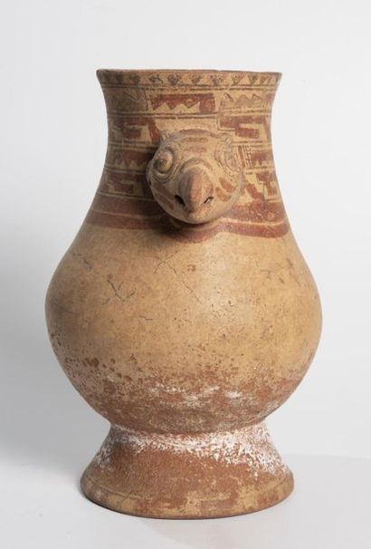 Vase sur piédouche décoré d’une tête de rapace...