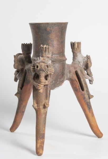 Vase tripode orné sur chacun d’eux d’un personnage...