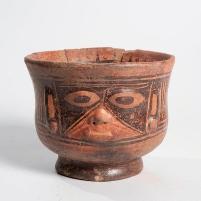 Lot composé d’un vase orné d’un visage en...