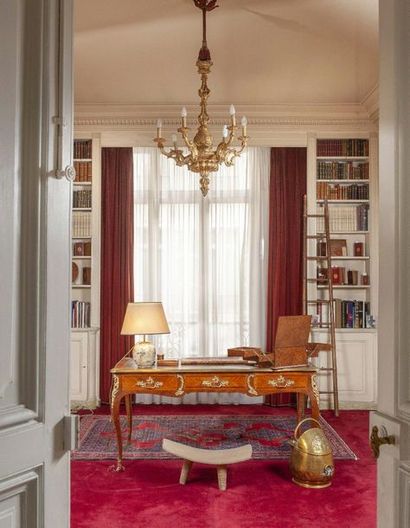 Métate rectangulaire tripode, à décor géométrique...
