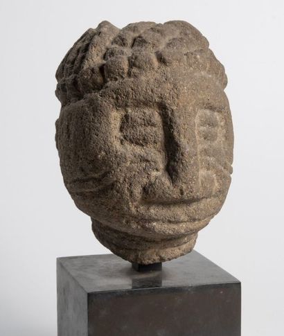 Tête de trophée - Le visage stylisé est marqué...