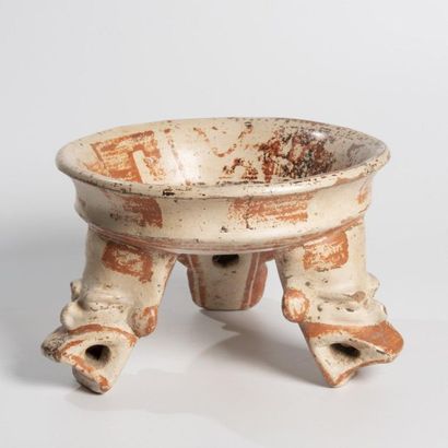 Coupe tripode à décor polychrome - Les pieds...