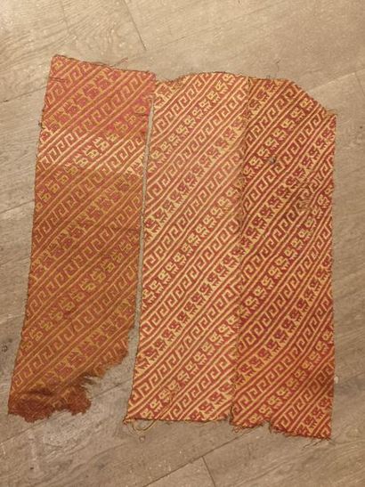 Fragment de tissu en trois bandes

Décoré...