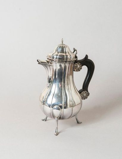 Cafetière tripode en argent, Arras, XIXe,...