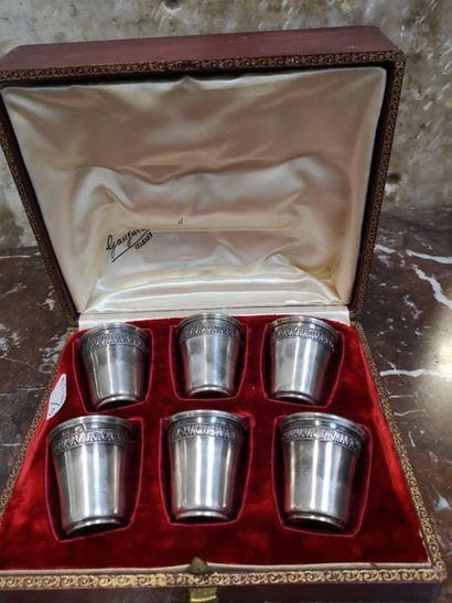 suite de six verres à liqueur en argent à...