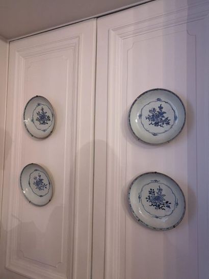 Suite de quatre assiettes en porcelaine.

Chine,...