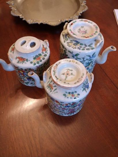 Trois verseuses en porcelaine à décor d'émaux...