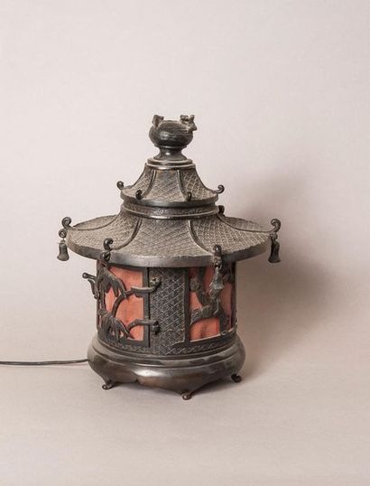 Lampe en bronze patiné en forme de pagode,...