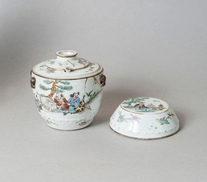 Théière en porcelaine de Chine, Xxème siècle

H....