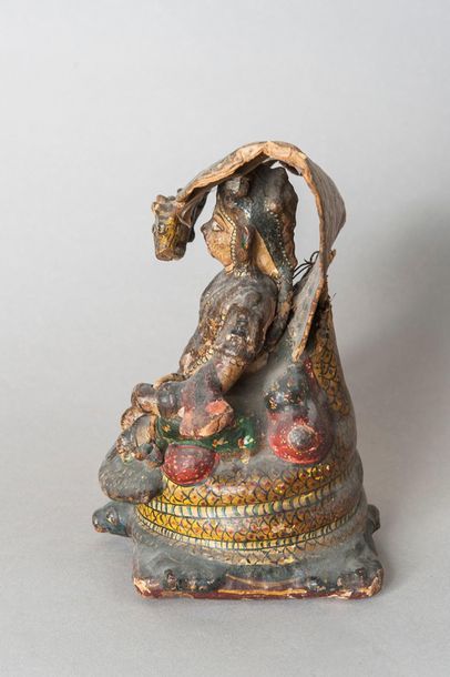 Divinité assise en bois sculpté et papier...