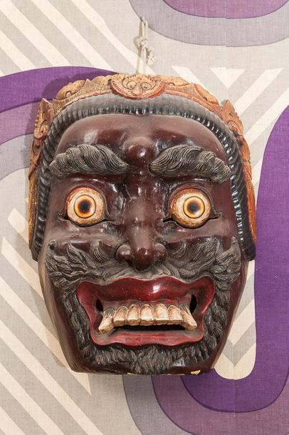 Masque en bois sculpté et laqué, indonésie...
